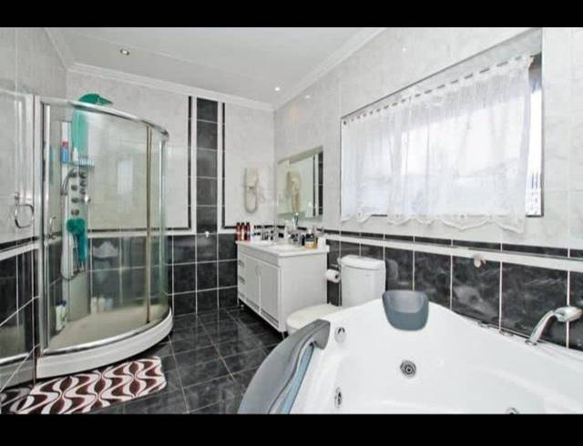 6 BEDROOM HOUSE FOR SALE IN CYRILDENE